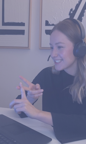 Vera Neuß bei einem digitalen Beratungsgespräch